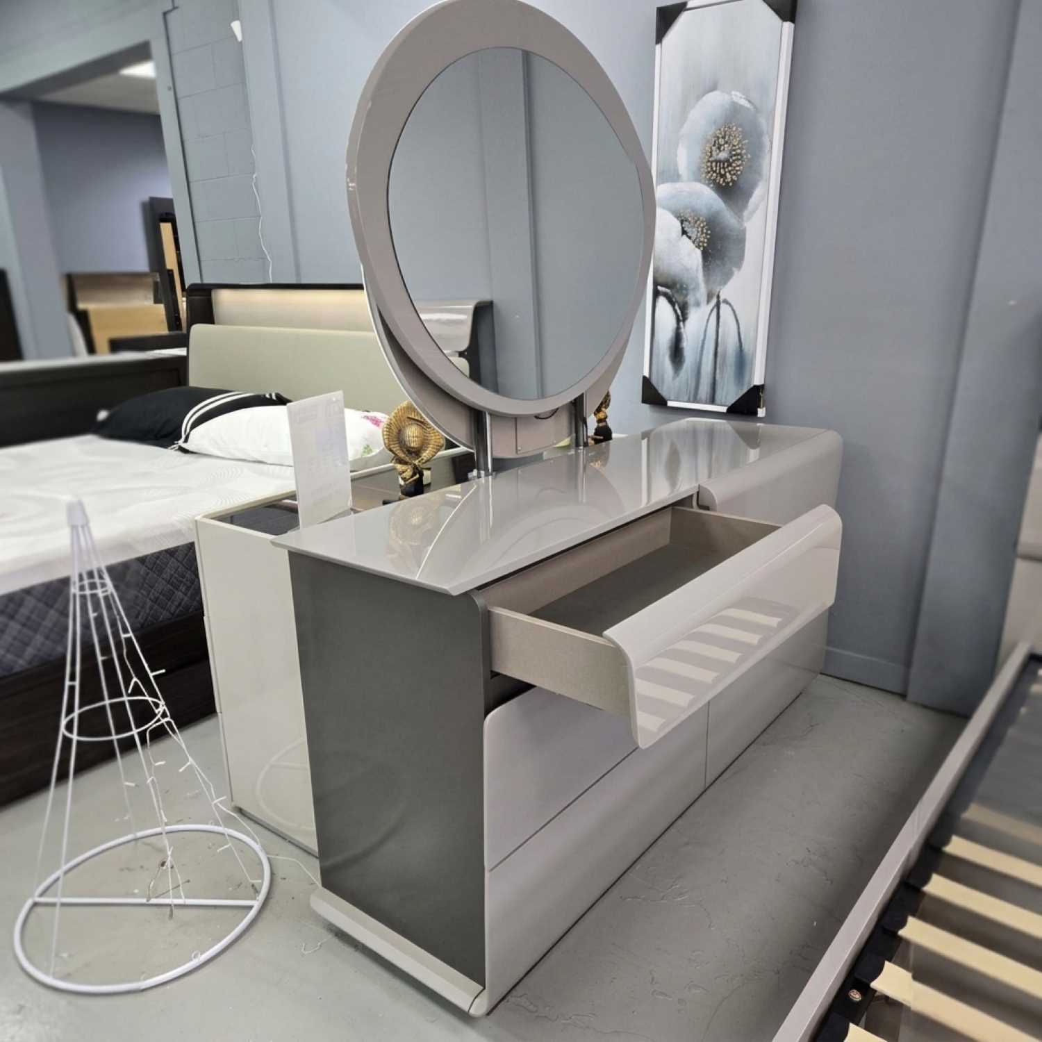 Grey Lacquer Hydraulic Lift Bedroom Set with PU & LED Headboard 540