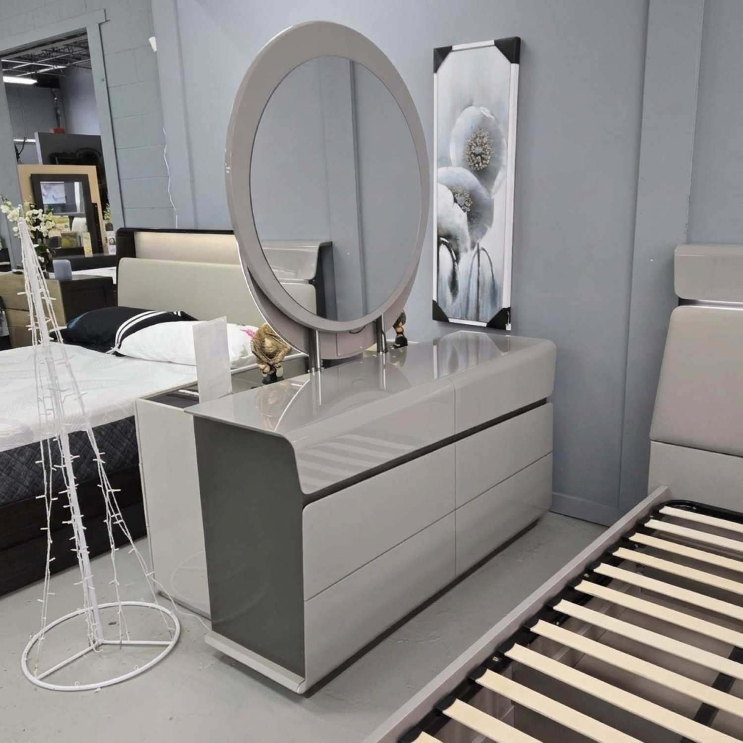 Grey Lacquer Hydraulic Lift Bedroom Set with PU & LED Headboard 540