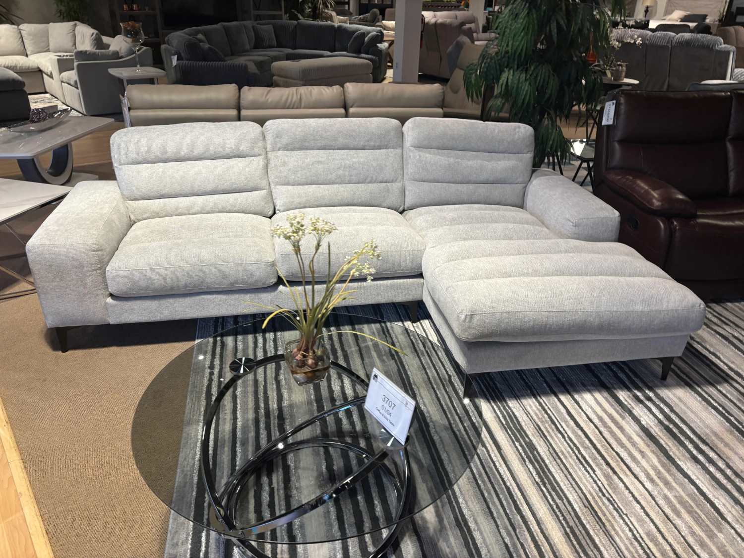Suki Light Grey Sectional With Black Metal Legs 99084