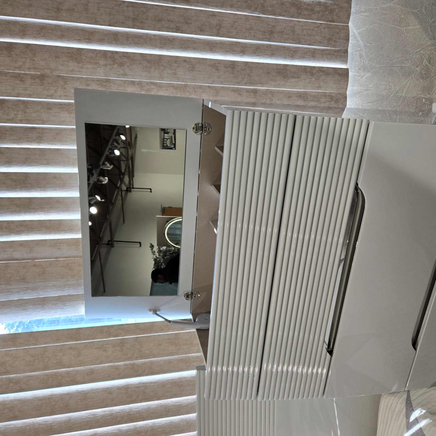 Lessie Hydraulic Lift High Gloss Lacquer Bedroom Set Grey SB286