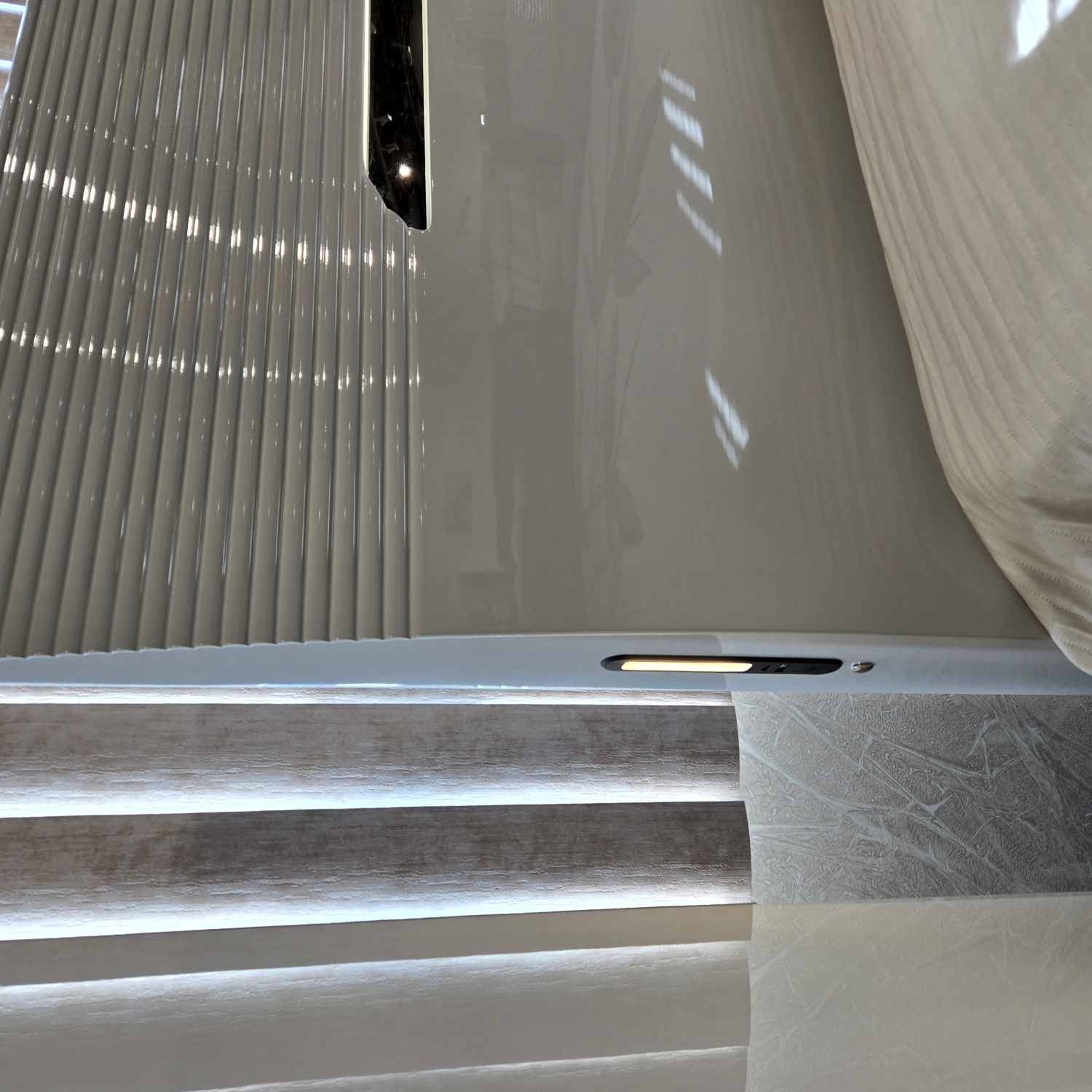 Lessie Hydraulic Lift High Gloss Lacquer Bedroom Set Grey SB286