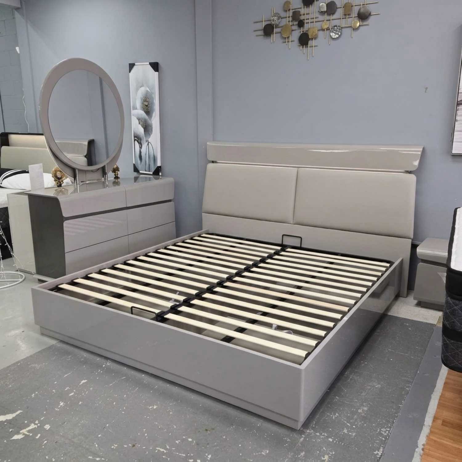 Grey Lacquer Hydraulic Lift Bedroom Set with PU & LED Headboard 540