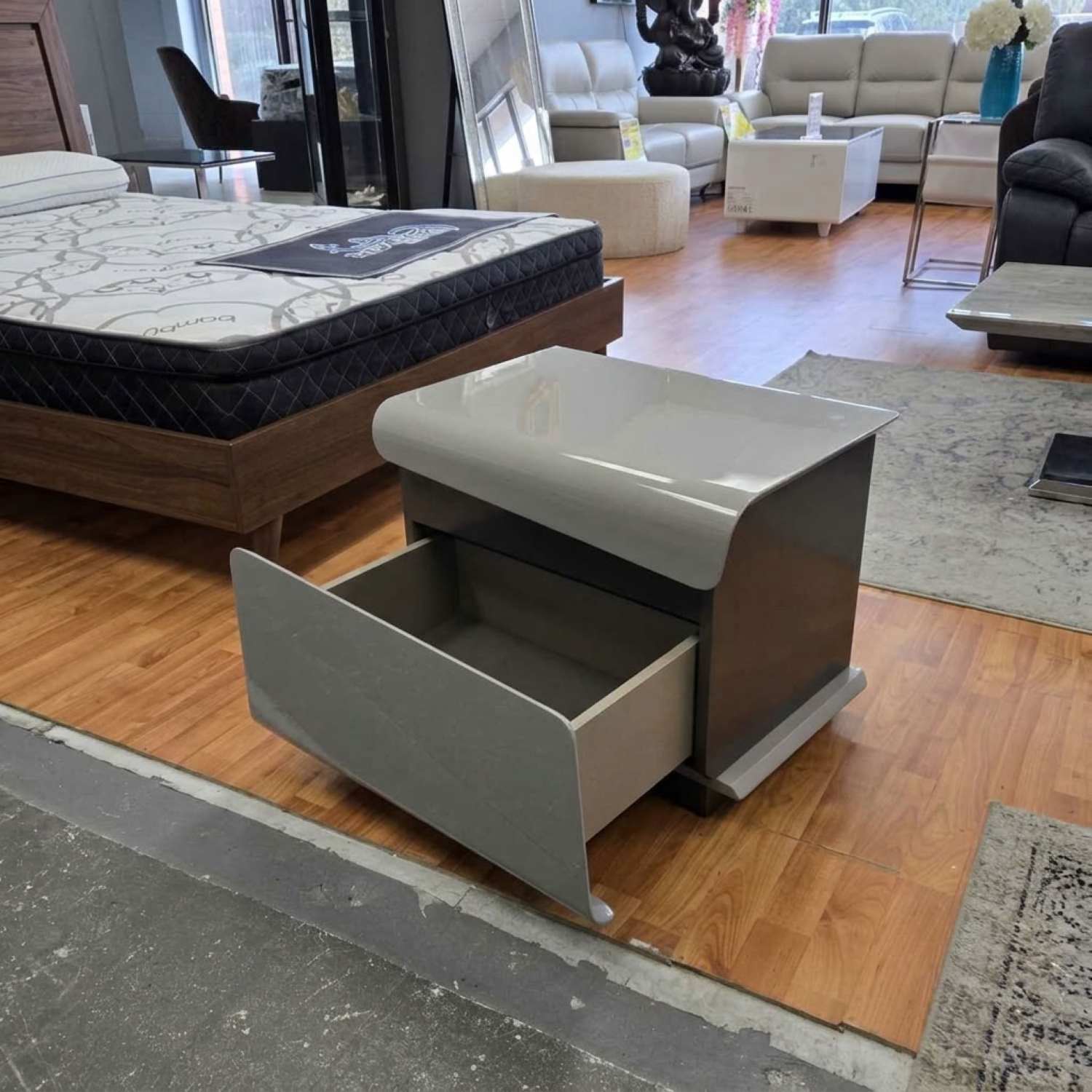 Grey Lacquer Hydraulic Lift Bedroom Set with PU & LED Headboard 540
