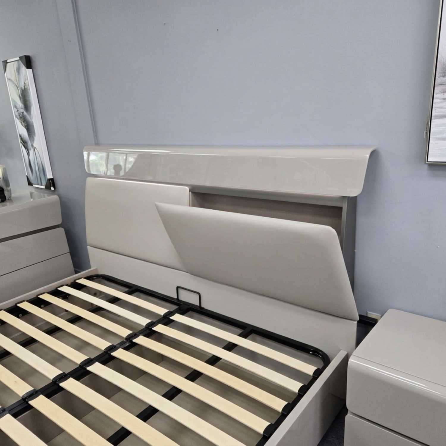 Grey Lacquer Hydraulic Lift Bedroom Set with PU & LED Headboard 540
