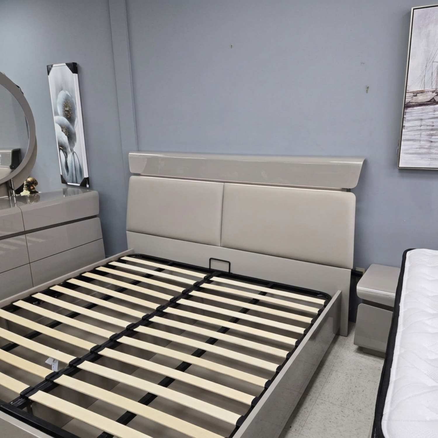 Grey Lacquer Hydraulic Lift Bedroom Set with PU & LED Headboard 540