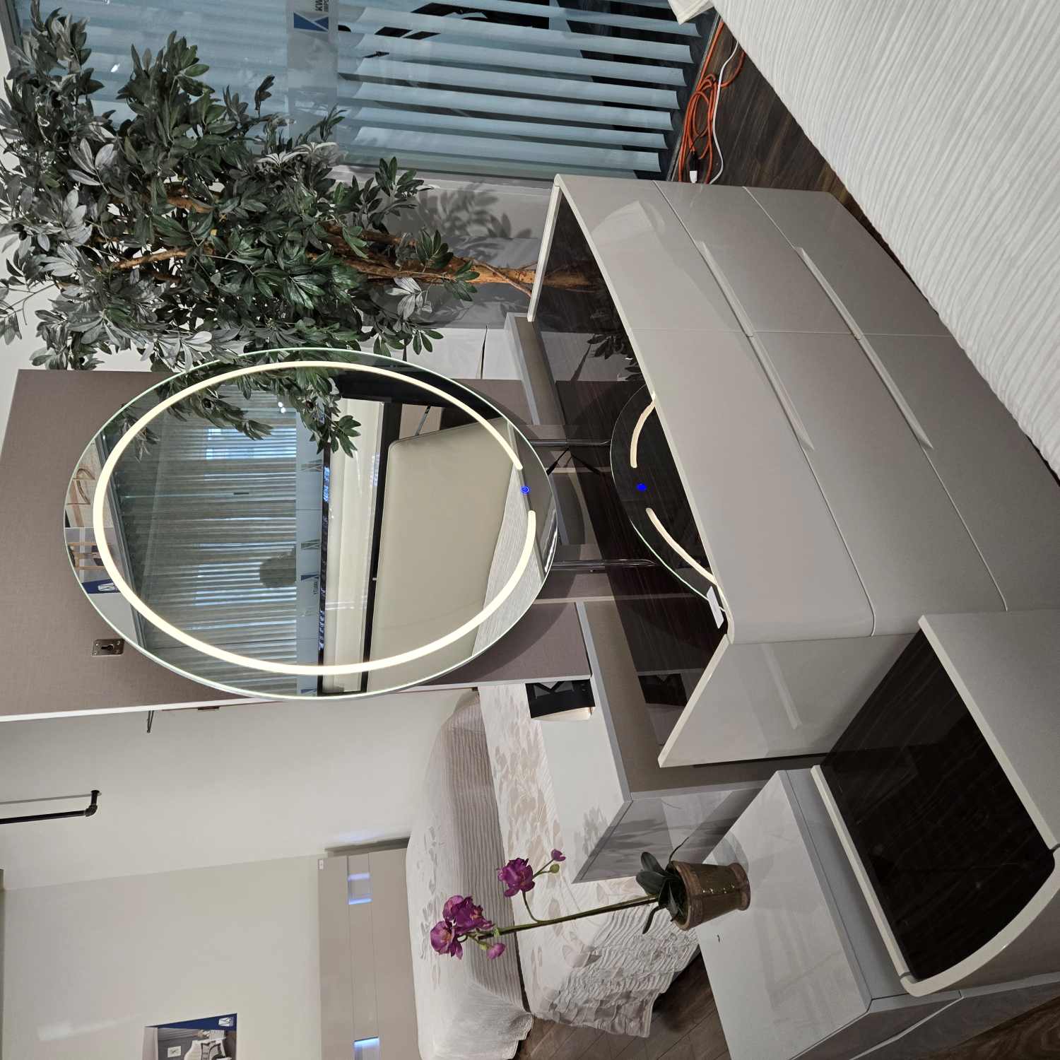 Mario Hydraulic Lift High Gloss Lacquer Bedroom Set Grey & Ebony